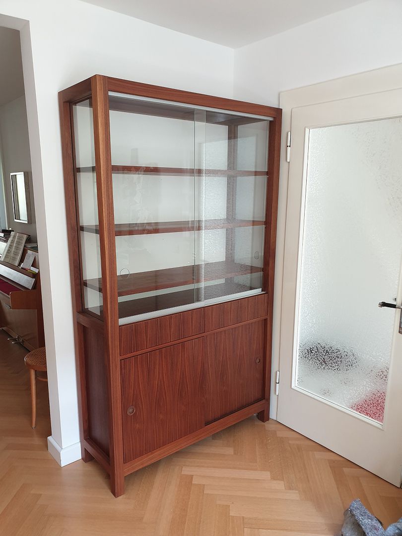 Vitrine aus Spanplatten